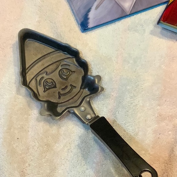 Elf on the shelf book lot with pancake mold - Picture 13 of 14